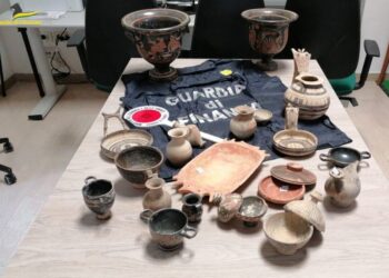 Ceramiche e reperti archeologici: oltre 20 pezzi sequestrati. Denunciato il detentore dalla Guardia di Finanza di Termoli.