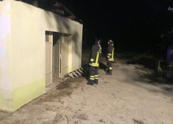 Montelongo. A fuoco il tetto di un fabbricato rurale. L’intervento dei carabinieri e quello della squadra 17 dei Vigili del Fuoco evita il peggio.