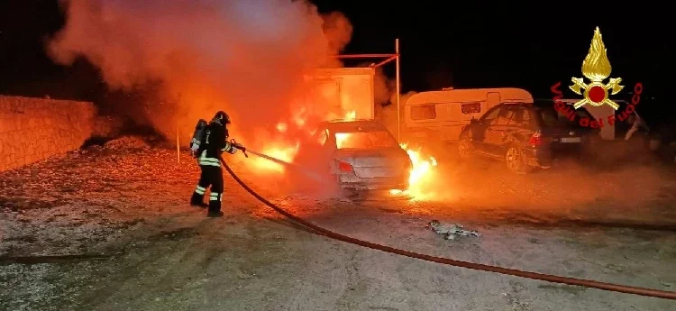 San Martino in Pensilis. Auto parcheggiata prende fuoco, intervengono i vigili del Fuoco