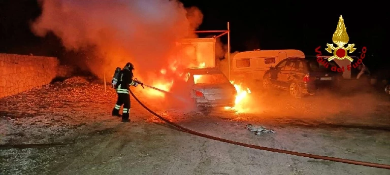 San Martino in Pensilis. Auto parcheggiata prende fuoco, intervengono i vigili del Fuoco
