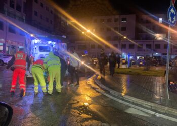 Donna investita sotto la pioggia mentre attraversa la strada: soccorsa dal 118, possibile trasferimento al San Timoteo