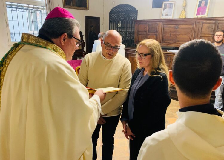 Larino. 25 anni mano nella mano: Antonello e Maria Antonietta festeggiano le nozze d’argento nella Concattedrale di Larino